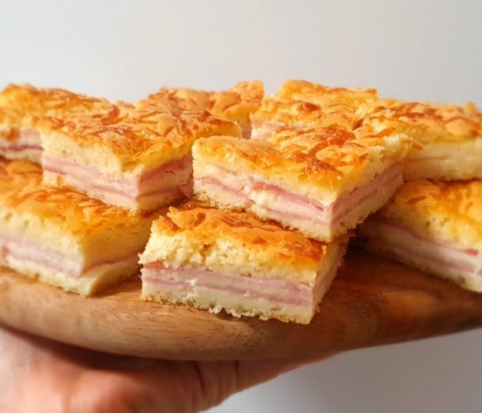 Coca de jamón y queso
